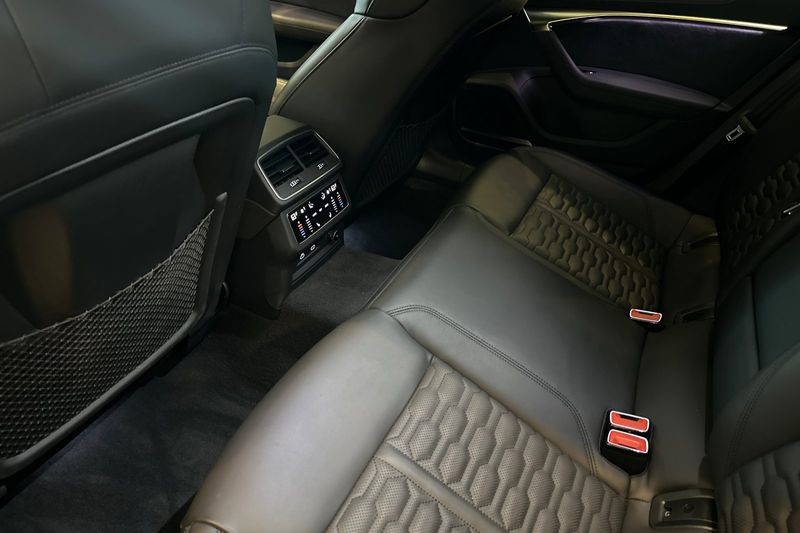 Audi RS 7 Vehicle Full-screen Gallery Image 12