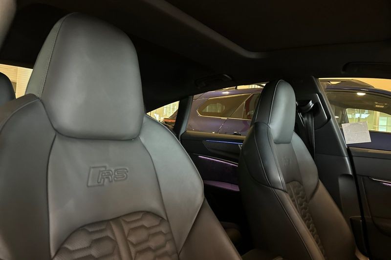 Audi RS 7 Vehicle Full-screen Gallery Image 16
