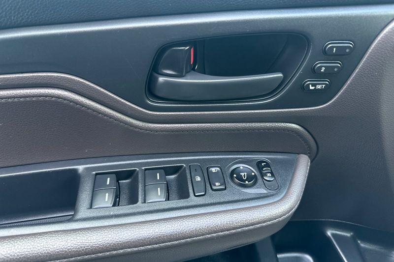 Honda Odyssey Vehicle Full-screen Gallery Image 11
