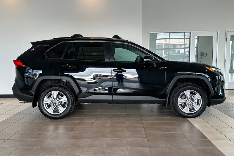 Toyota RAV4 Vehicle Full-screen Gallery Image 03