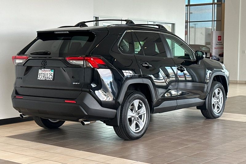 Toyota RAV4 Vehicle Full-screen Gallery Image 04