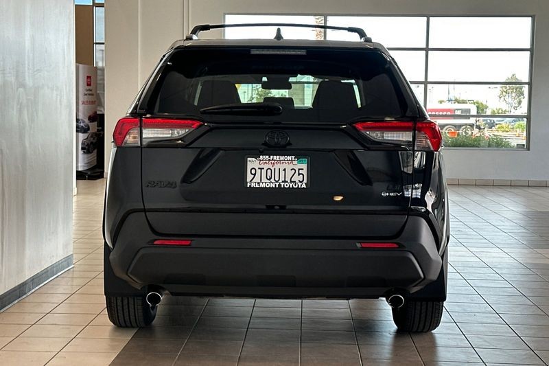 Toyota RAV4 Vehicle Full-screen Gallery Image 05