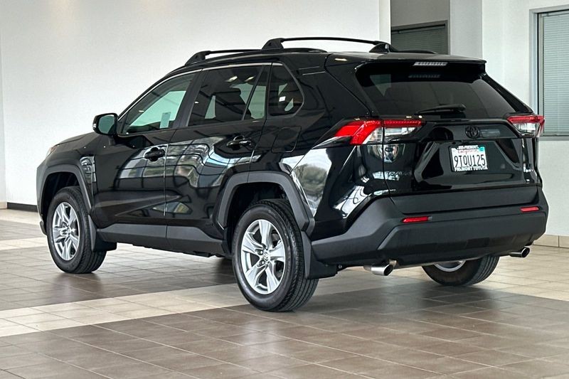Toyota RAV4 Vehicle Full-screen Gallery Image 06