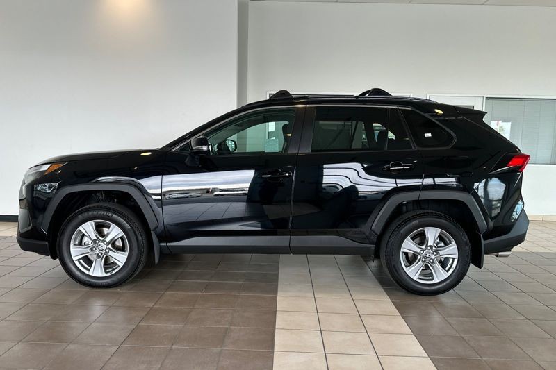 Toyota RAV4 Vehicle Full-screen Gallery Image 07
