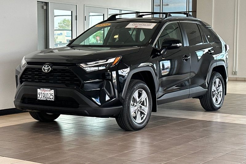 Toyota RAV4 Vehicle Full-screen Gallery Image 08