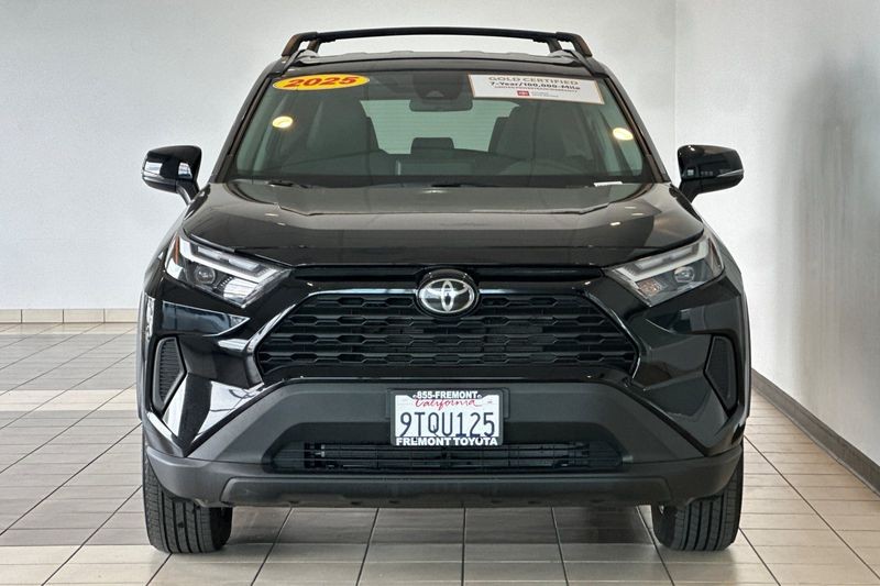Toyota RAV4 Vehicle Full-screen Gallery Image 09