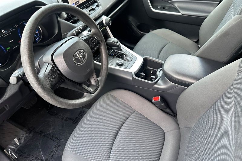 Toyota RAV4 Vehicle Full-screen Gallery Image 10