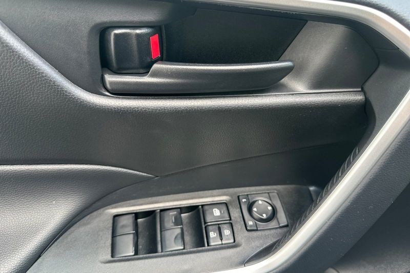 Toyota RAV4 Vehicle Full-screen Gallery Image 11