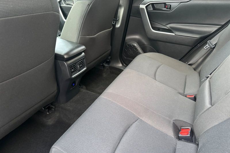 Toyota RAV4 Vehicle Full-screen Gallery Image 12