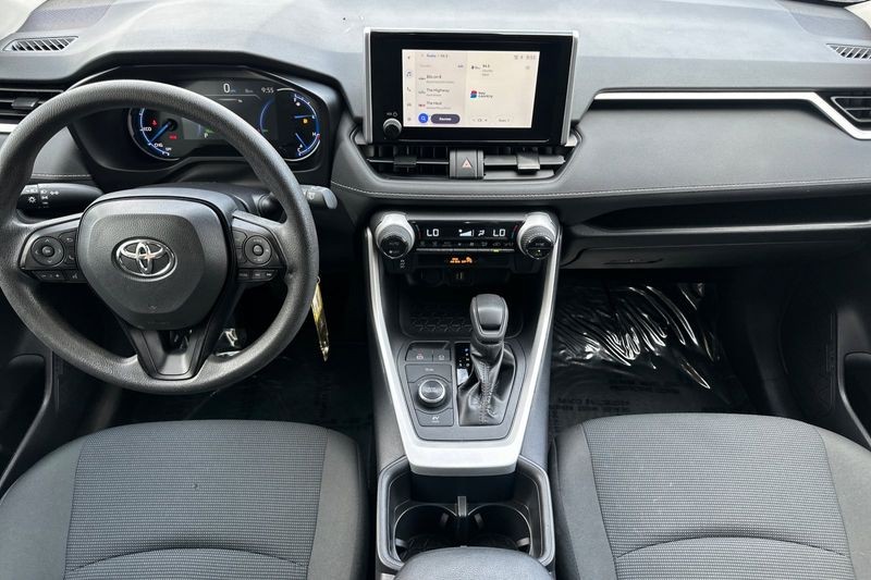 Toyota RAV4 Vehicle Full-screen Gallery Image 13