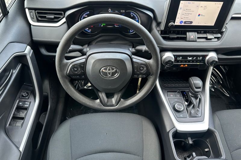 Toyota RAV4 Vehicle Full-screen Gallery Image 14