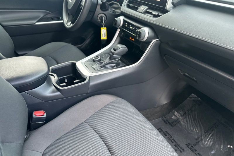 Toyota RAV4 Vehicle Full-screen Gallery Image 16