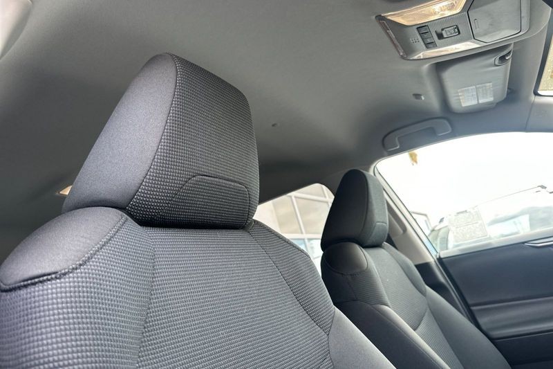 Toyota RAV4 Vehicle Full-screen Gallery Image 17