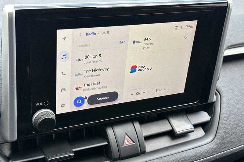 Toyota RAV4 Vehicle Full-screen Gallery Image 18