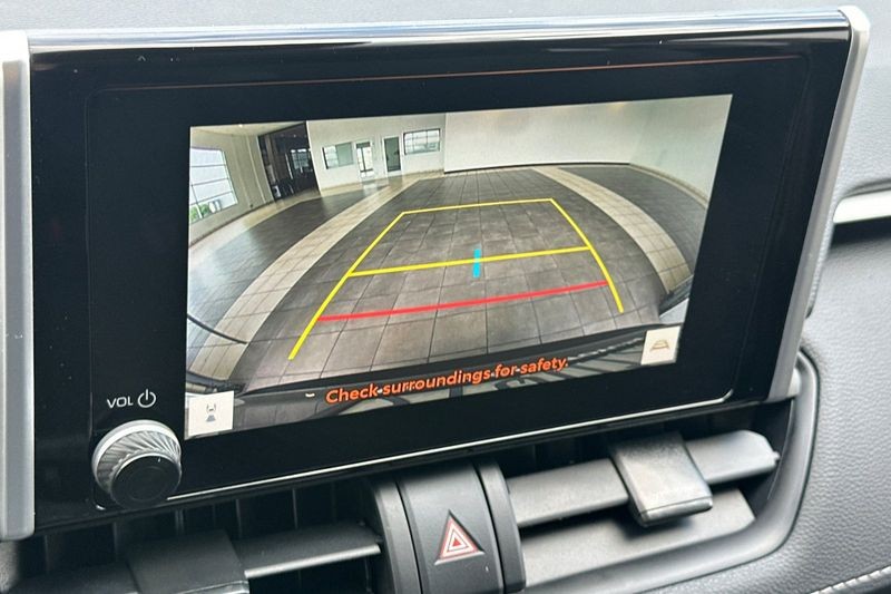 Toyota RAV4 Vehicle Full-screen Gallery Image 19