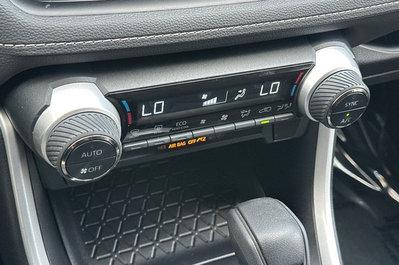 Toyota RAV4 Vehicle Full-screen Gallery Image 20