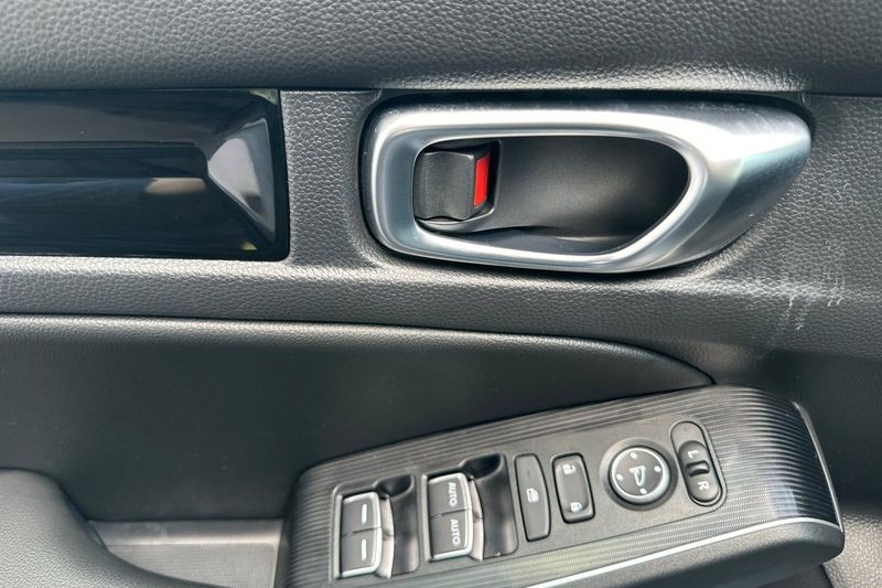 Honda Civic Hatchback Vehicle Full-screen Gallery Image 11
