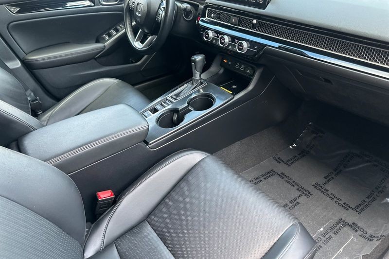 Honda Civic Hatchback Vehicle Full-screen Gallery Image 16