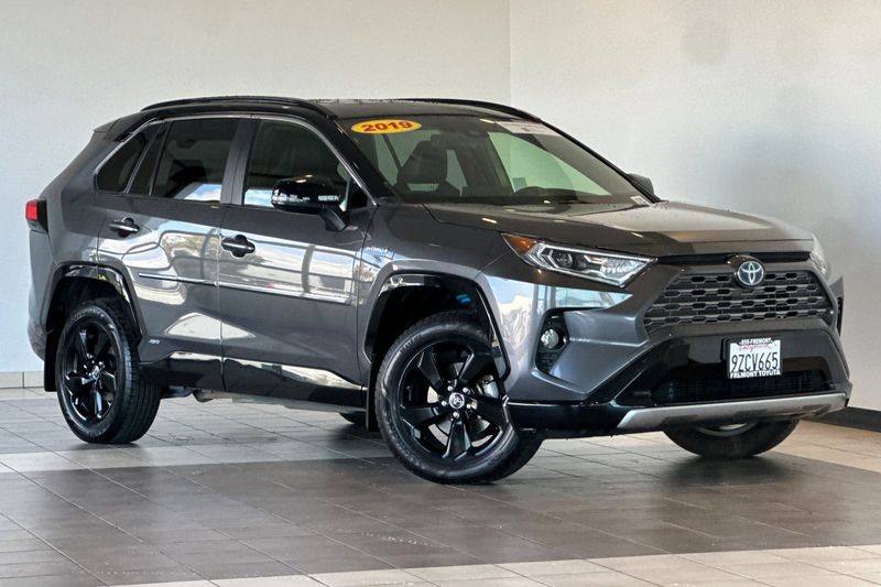 Toyota RAV4 Hybrid Vehicle Full-screen Gallery Image 02