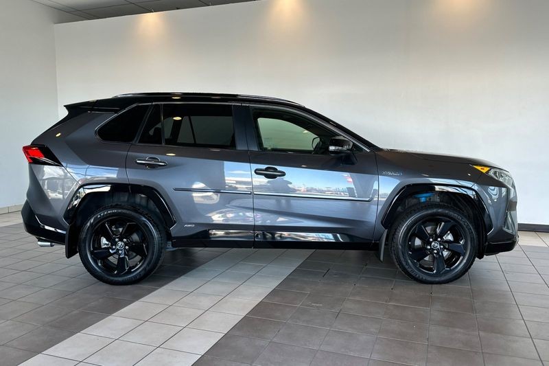 Toyota RAV4 Hybrid Vehicle Full-screen Gallery Image 03