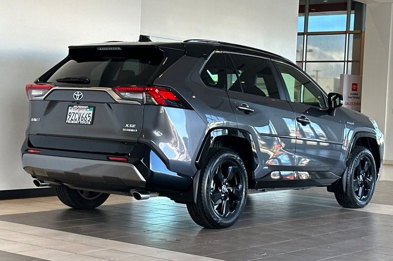 Toyota RAV4 Hybrid Vehicle Full-screen Gallery Image 04