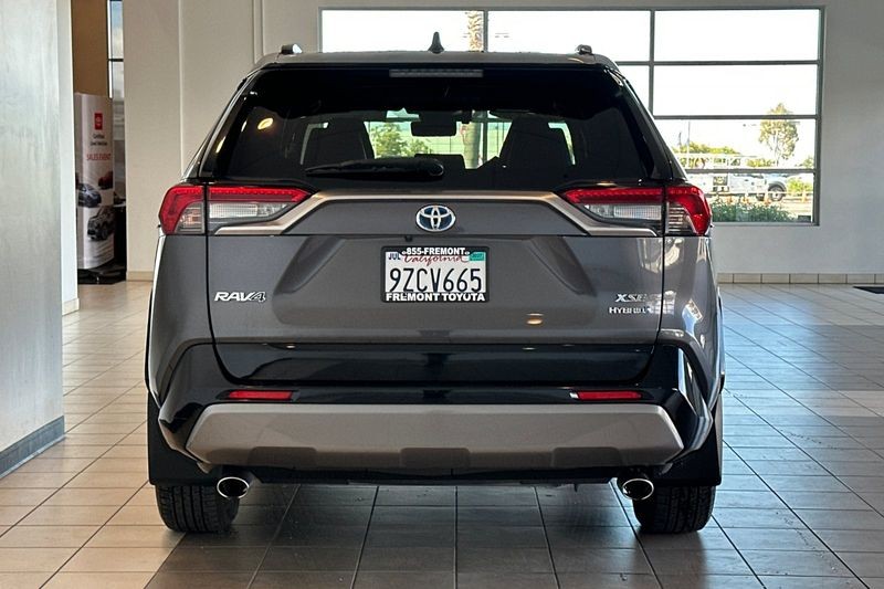 Toyota RAV4 Hybrid Vehicle Full-screen Gallery Image 05