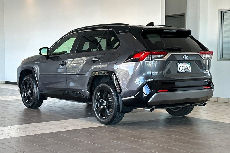 Toyota RAV4 Hybrid Vehicle Full-screen Gallery Image 06