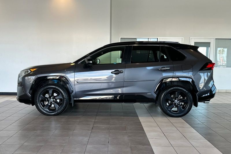 Toyota RAV4 Hybrid Vehicle Full-screen Gallery Image 07