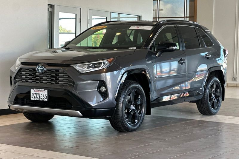 Toyota RAV4 Hybrid Vehicle Full-screen Gallery Image 08