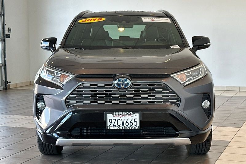 Toyota RAV4 Hybrid Vehicle Full-screen Gallery Image 09