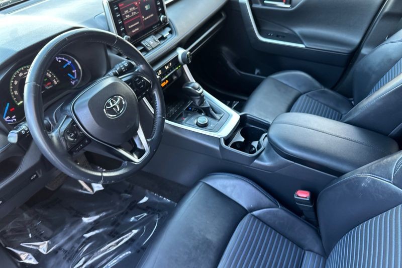 Toyota RAV4 Hybrid Vehicle Full-screen Gallery Image 10