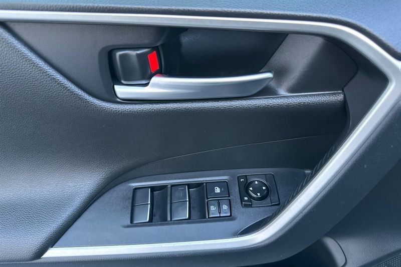 Toyota RAV4 Hybrid Vehicle Full-screen Gallery Image 11