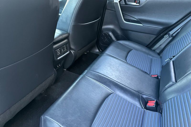 Toyota RAV4 Hybrid Vehicle Full-screen Gallery Image 12