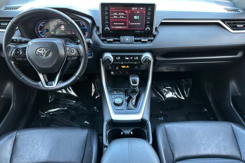 Toyota RAV4 Hybrid Vehicle Full-screen Gallery Image 13