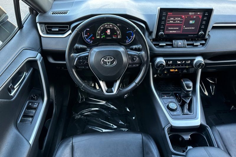 Toyota RAV4 Hybrid Vehicle Full-screen Gallery Image 14