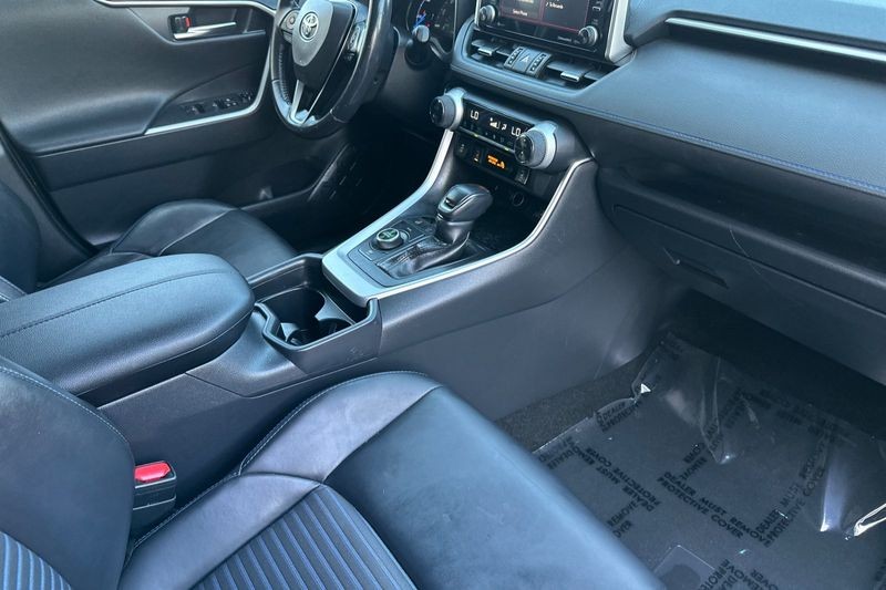 Toyota RAV4 Hybrid Vehicle Full-screen Gallery Image 16