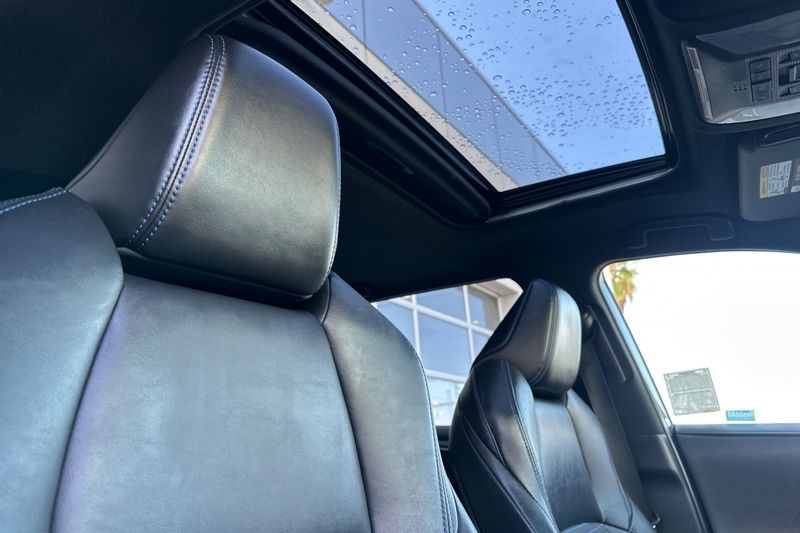 Toyota RAV4 Hybrid Vehicle Full-screen Gallery Image 17