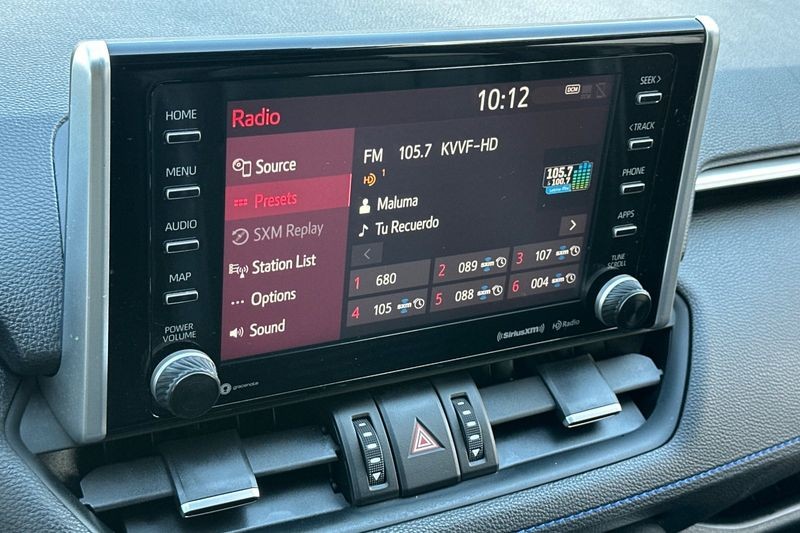 Toyota RAV4 Hybrid Vehicle Full-screen Gallery Image 18