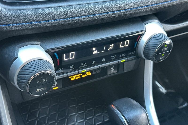 Toyota RAV4 Hybrid Vehicle Full-screen Gallery Image 20