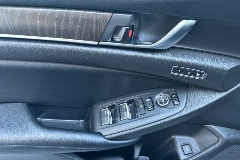 Honda Accord Hybrid Vehicle Full-screen Gallery Image 11
