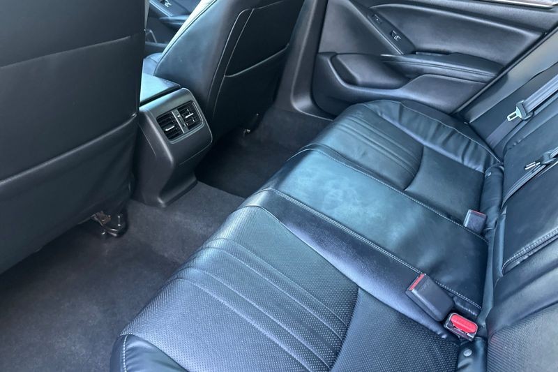 Honda Accord Hybrid Vehicle Full-screen Gallery Image 12
