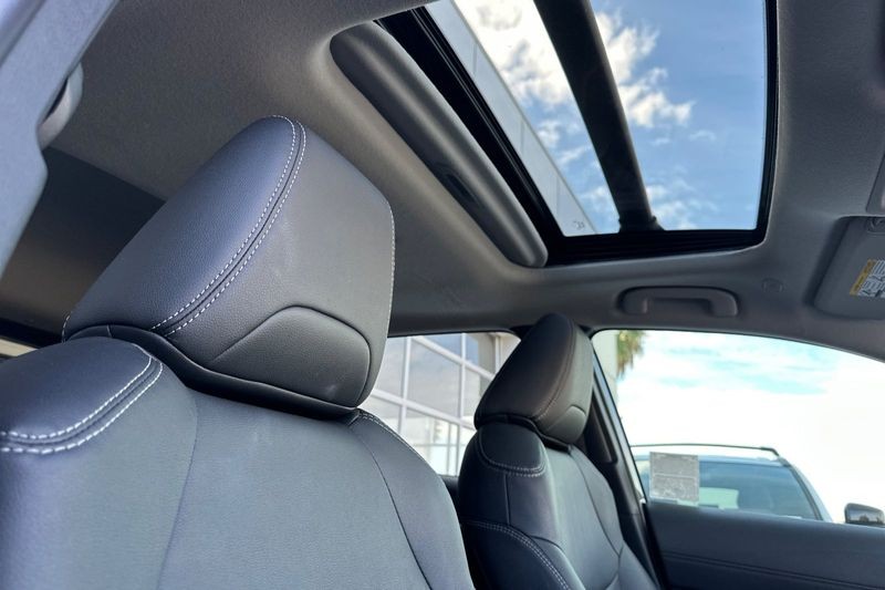 Toyota Corolla Cross Vehicle Full-screen Gallery Image 17