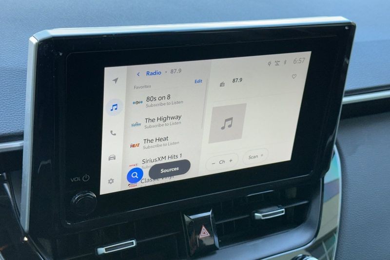 Toyota Corolla Cross Vehicle Full-screen Gallery Image 18