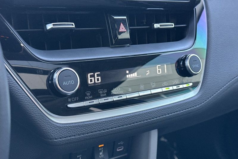 Toyota Corolla Cross Vehicle Full-screen Gallery Image 20