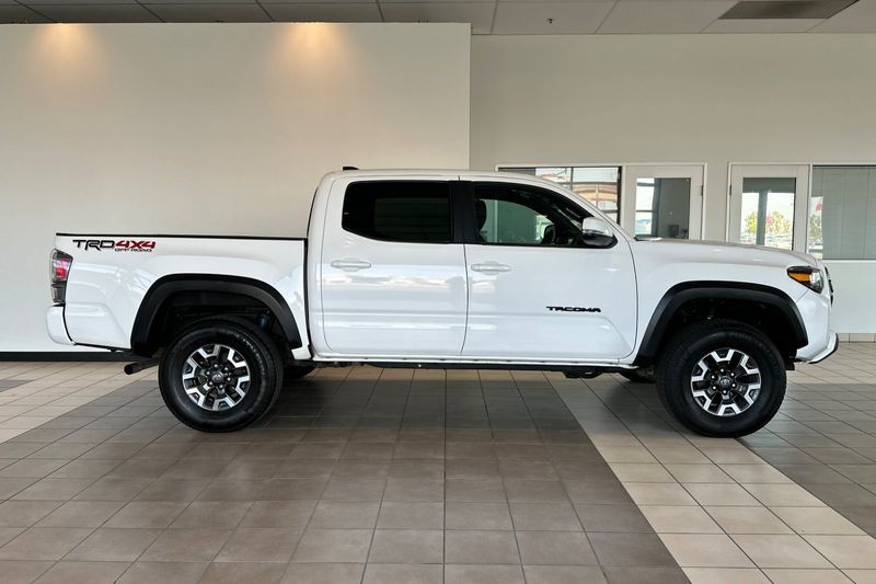 Toyota Tacoma 4WD Vehicle Full-screen Gallery Image 03