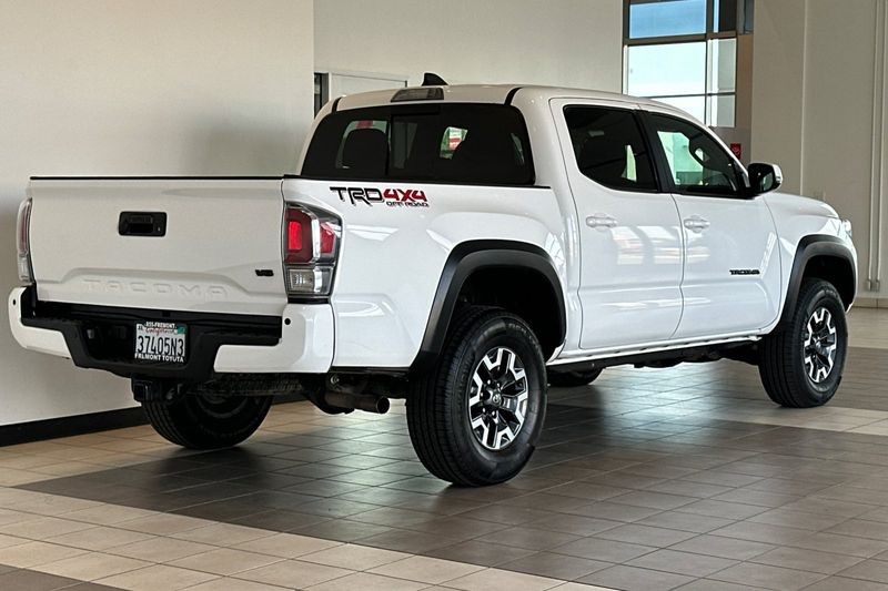 Toyota Tacoma 4WD Vehicle Full-screen Gallery Image 04