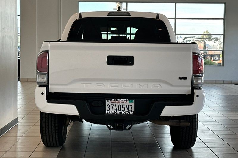 Toyota Tacoma 4WD Vehicle Full-screen Gallery Image 05