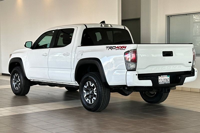 Toyota Tacoma 4WD Vehicle Full-screen Gallery Image 06