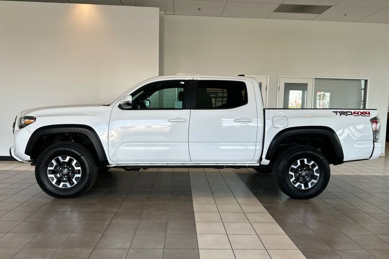 Toyota Tacoma 4WD Vehicle Full-screen Gallery Image 07