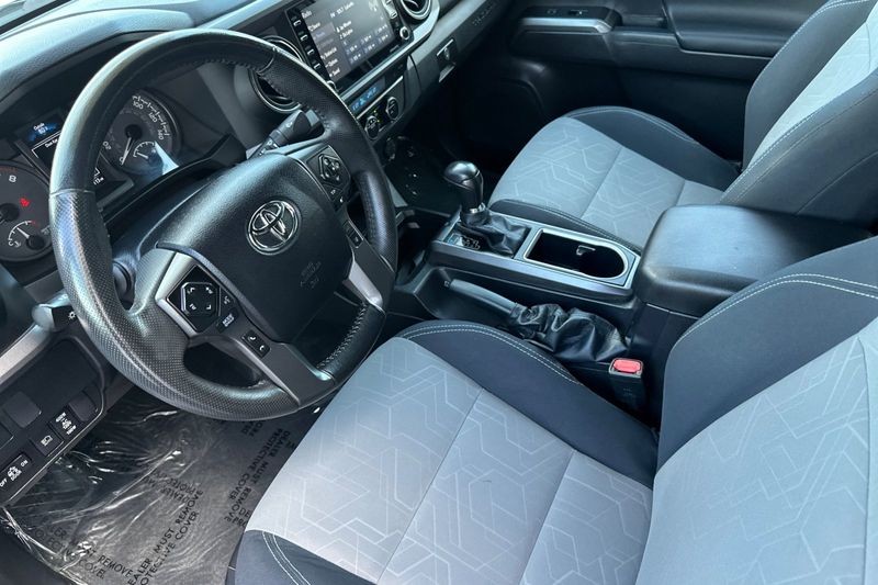 Toyota Tacoma 4WD Vehicle Full-screen Gallery Image 10
